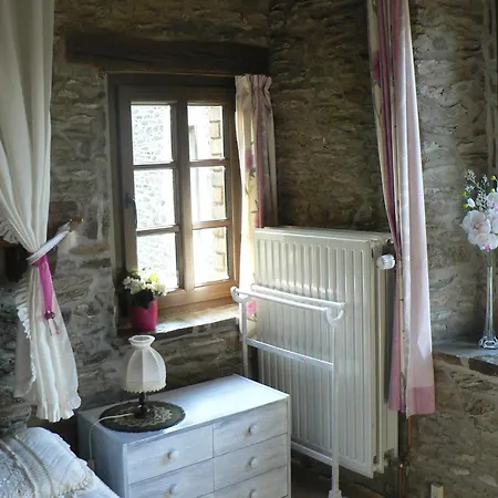 Forest Hideaway, Baillamont, Cleaning Included בית נופש *